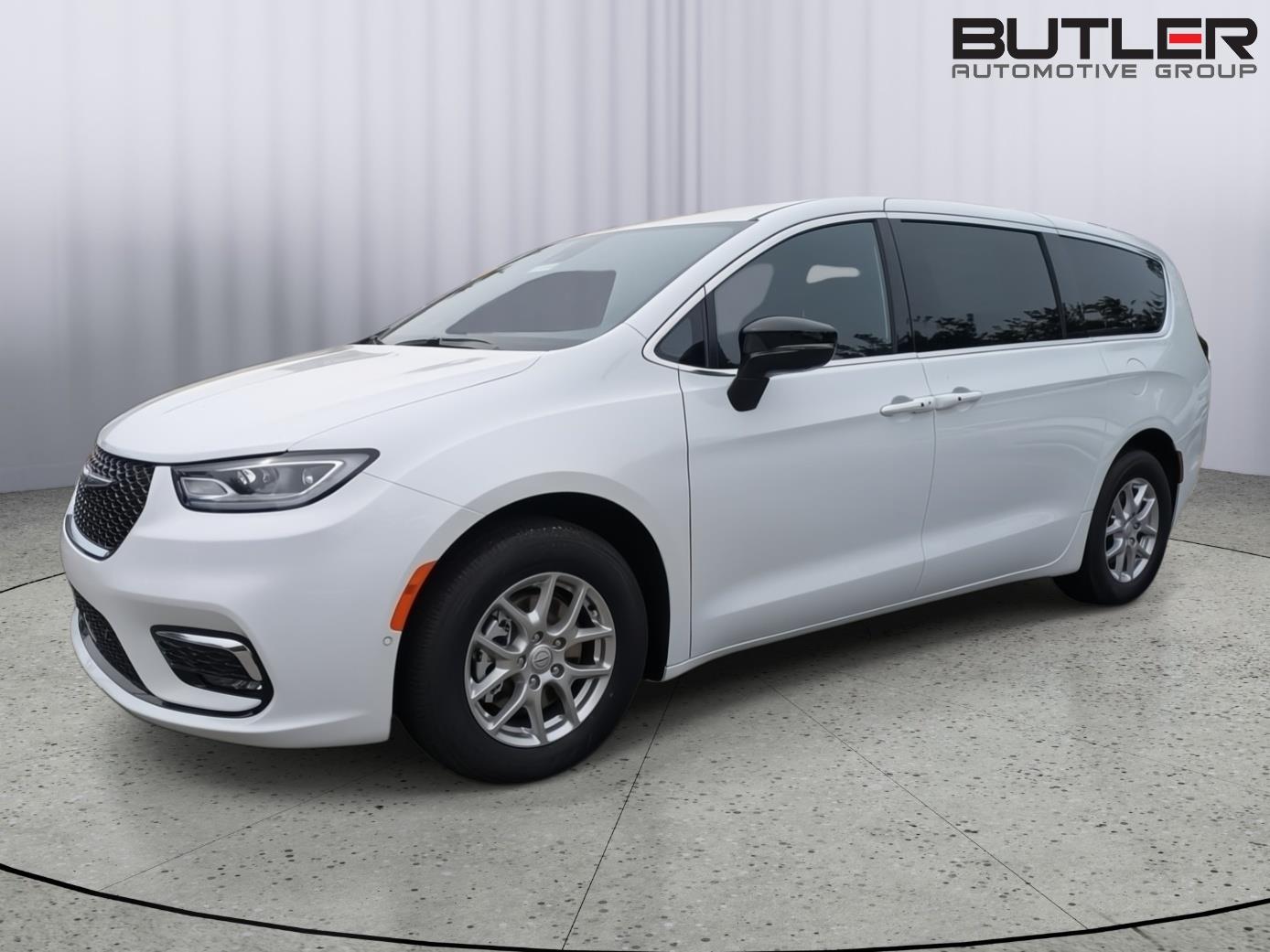 2026 Chrysler Pacifica Select's photo