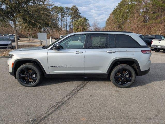 2025 Jeep Grand Cherokee Altitude photo 3