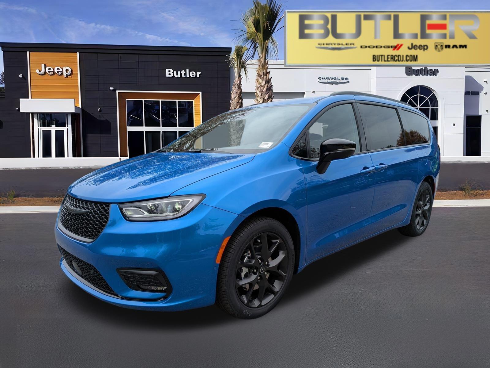 2026 Chrysler Pacifica Select's photo