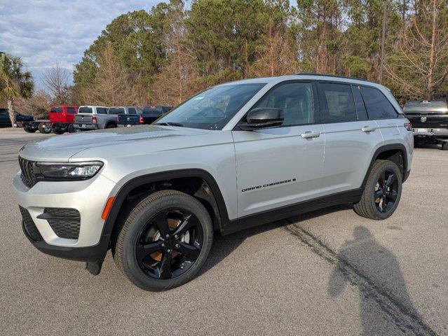 2025 Jeep Grand Cherokee Altitude photo 2