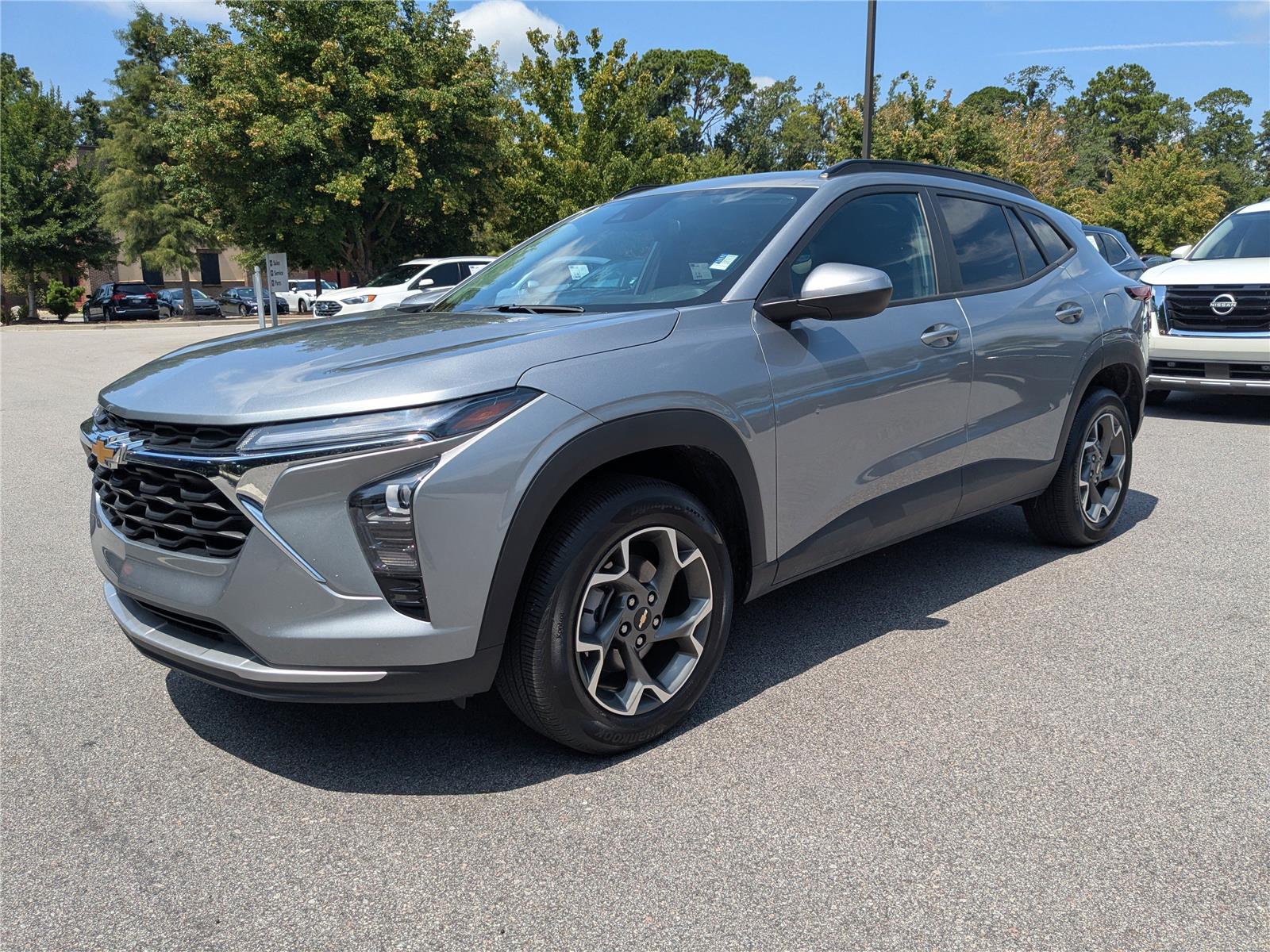 2024 Chevrolet Trax LT photo 2