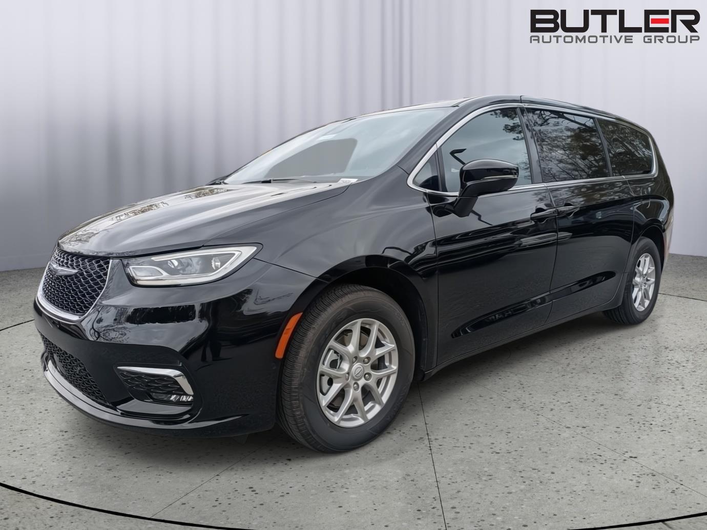 2026 Chrysler Pacifica Select's photo