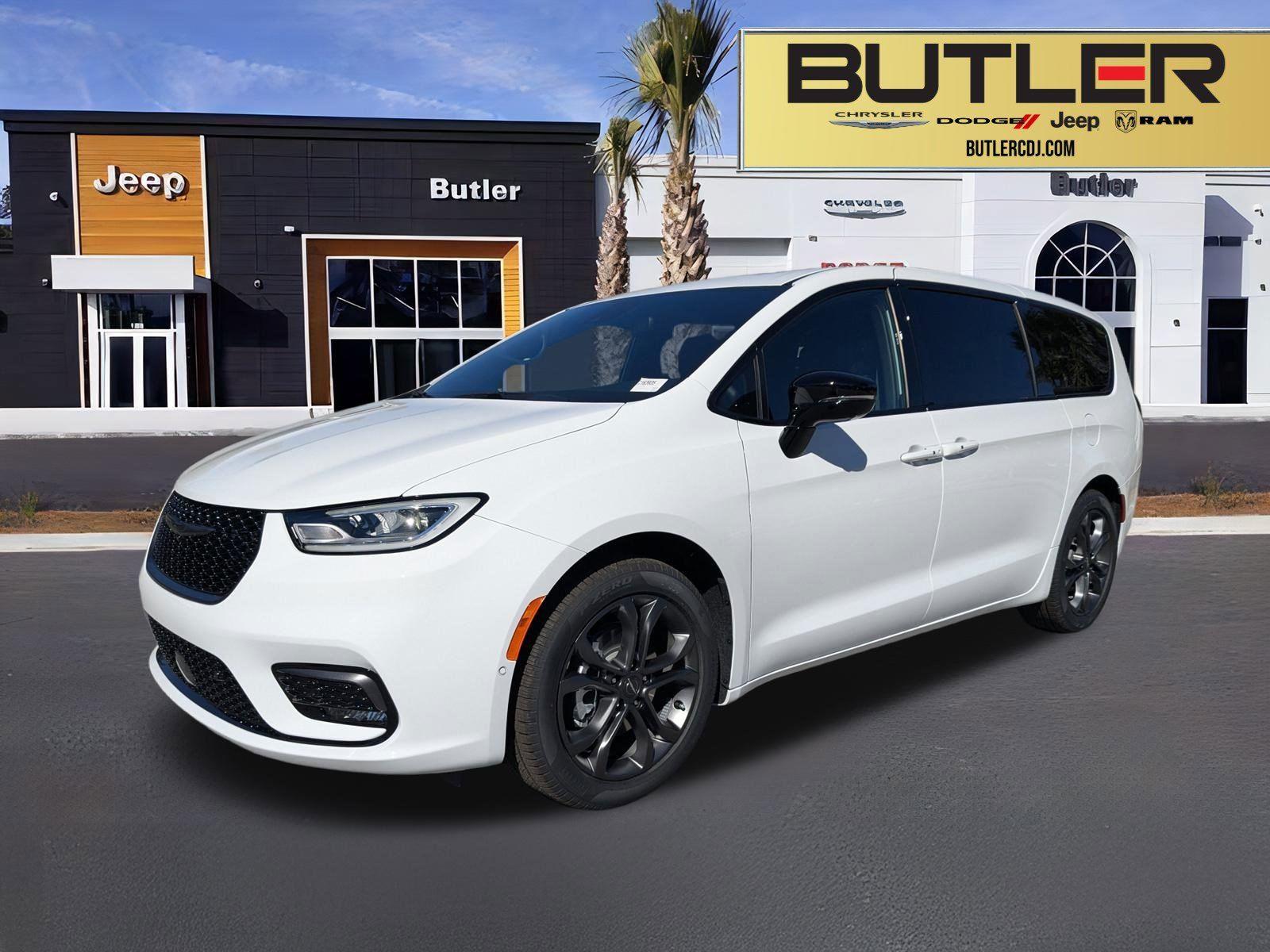 2026 Chrysler Pacifica Select's photo