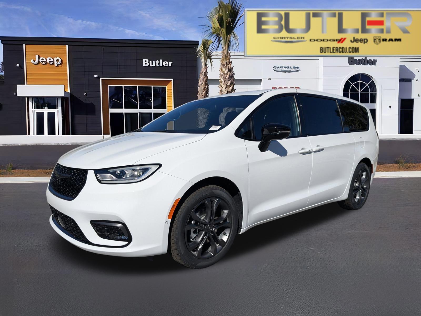 2026 Chrysler Pacifica Select's photo