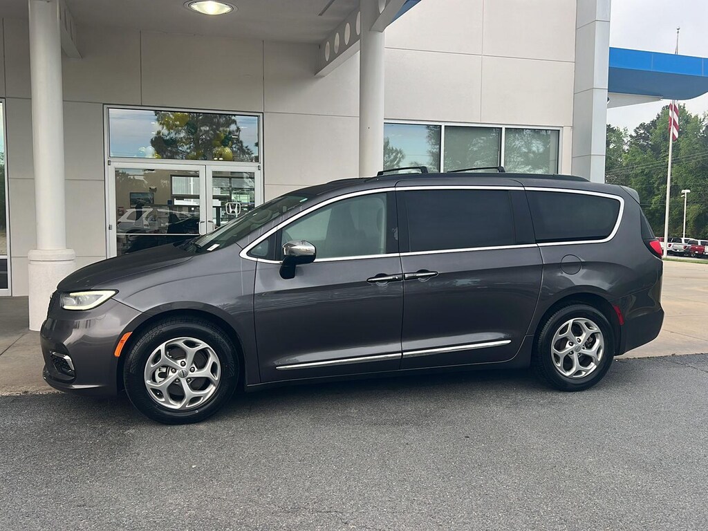 Used 2023 Chrysler Pacifica Limited Van