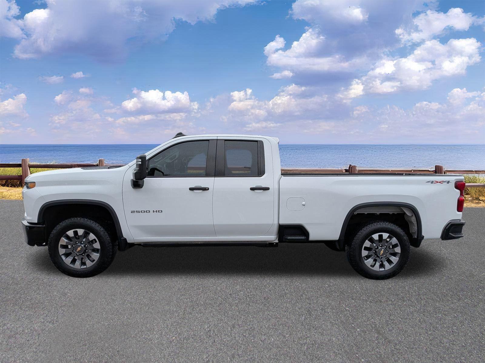 2022 Chevrolet Silverado 2500HD Custom photo 2