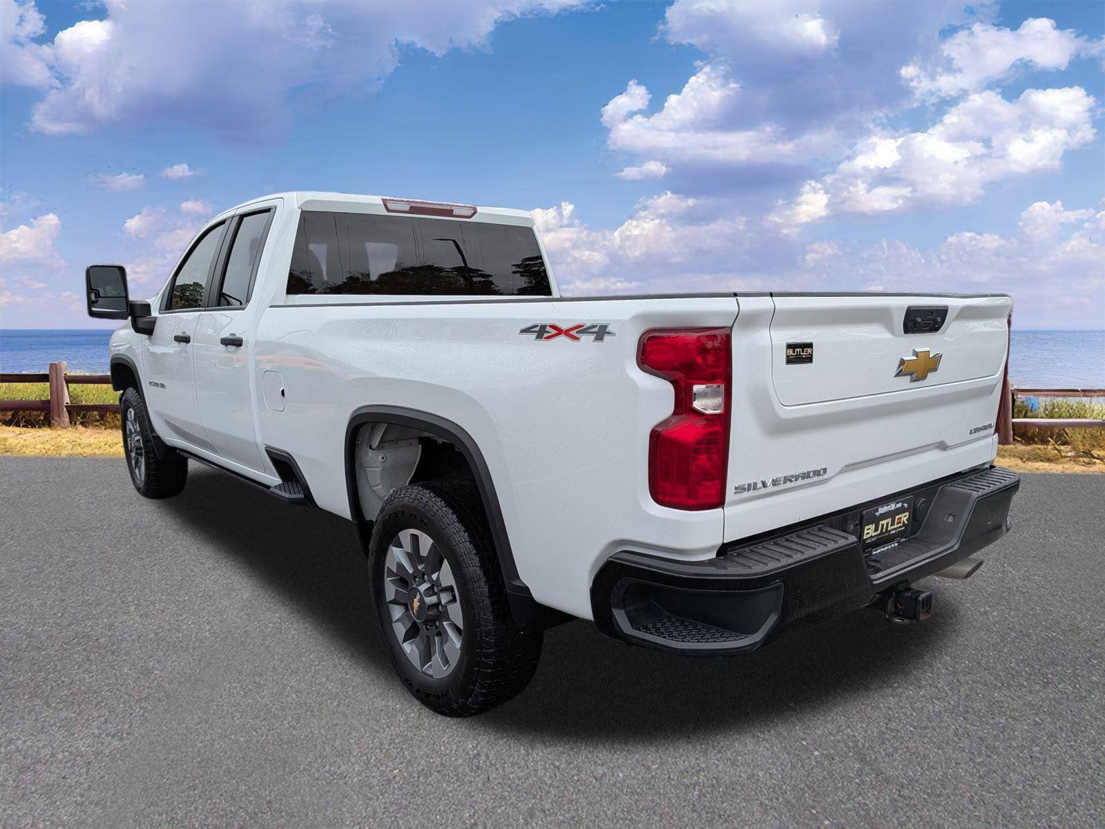 2022 Chevrolet Silverado 2500HD Custom photo 3
