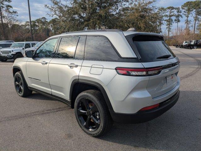 2025 Jeep Grand Cherokee Altitude photo 4