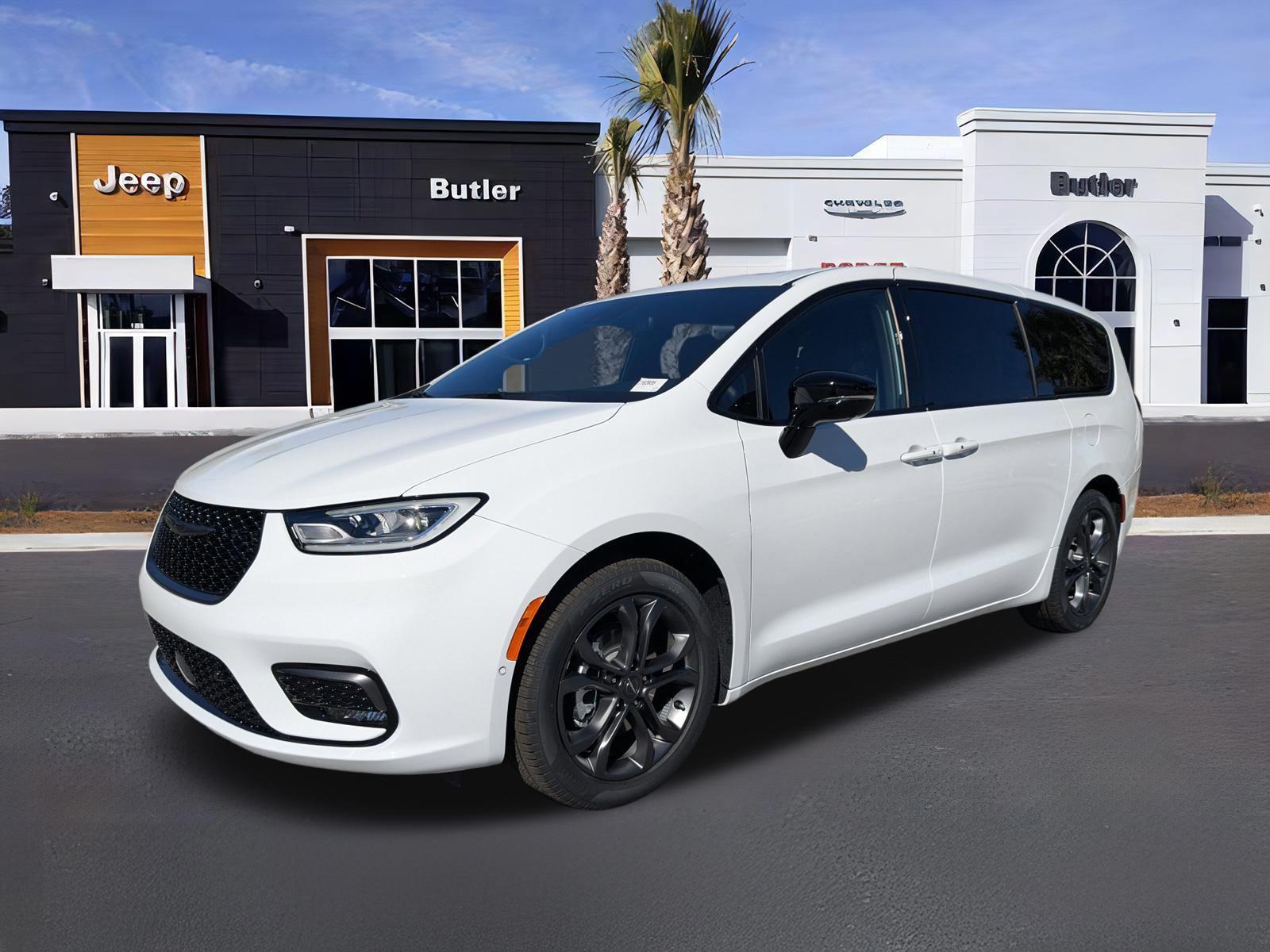 2026 Chrysler Pacifica Select's photo