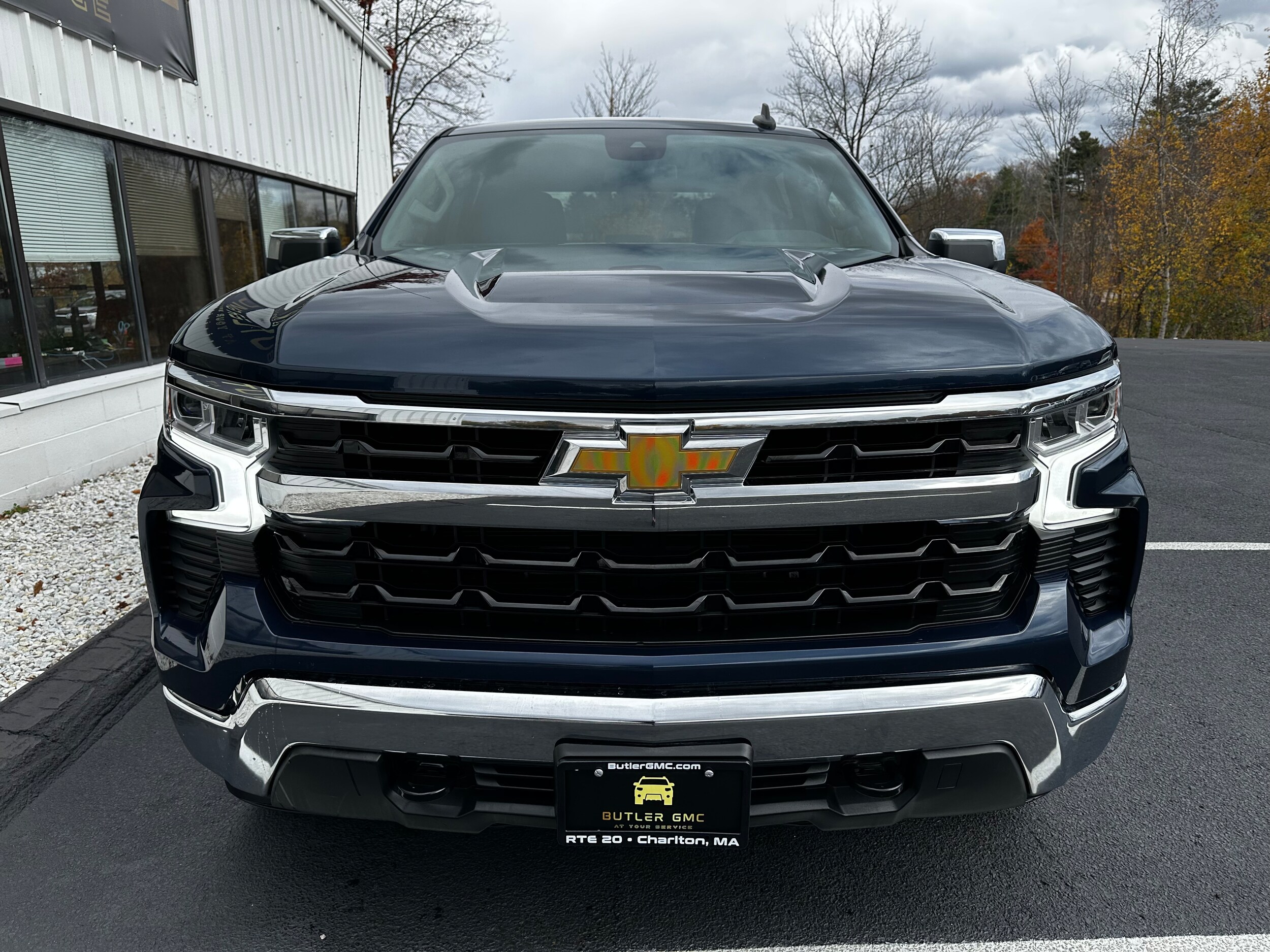 2022 Chevrolet Silverado 1500 LT photo 2