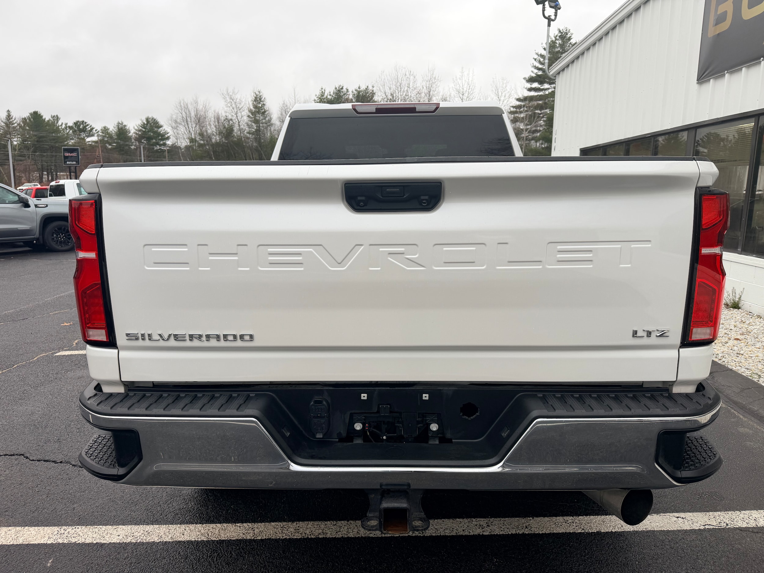 View vehicle photo 5