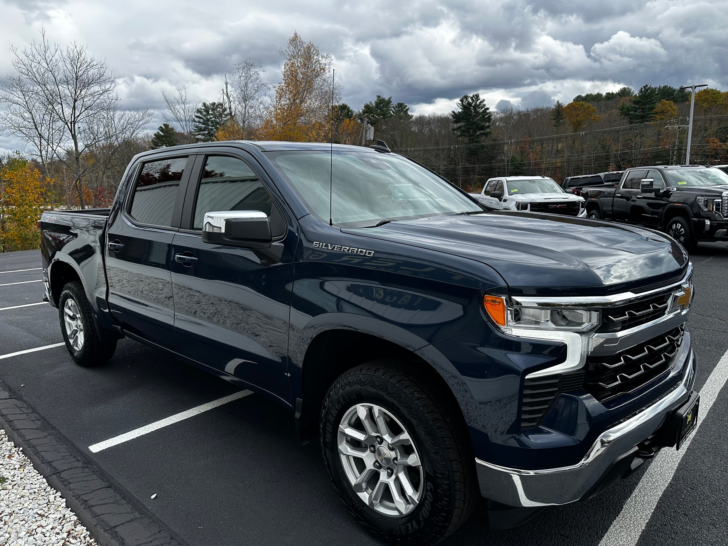 2022 Chevrolet Silverado 1500 LT photo 3