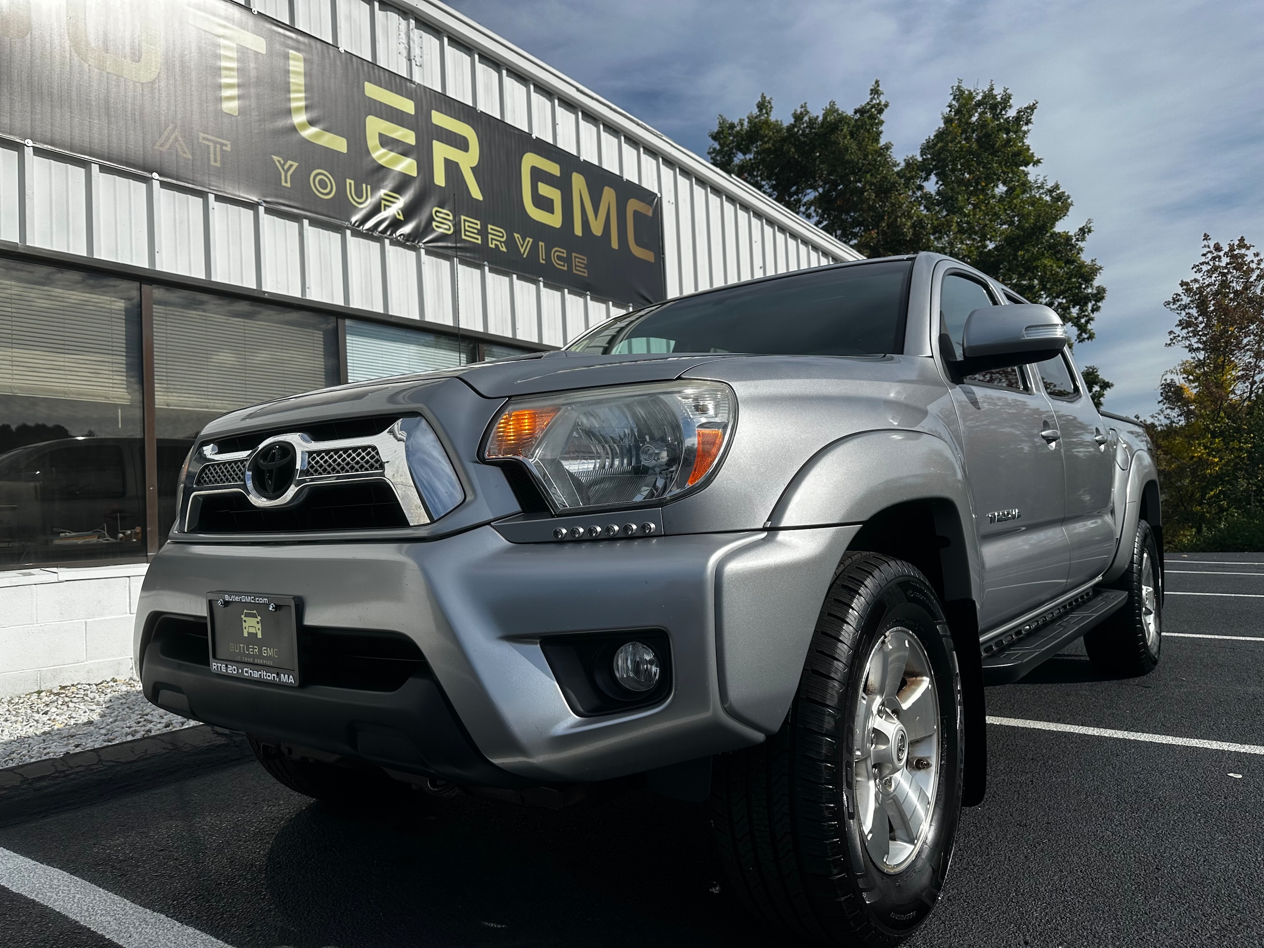 Used 2015 Toyota Tacoma Base with VIN 3TMLU4EN8FM165054 for sale in Charlton, MA