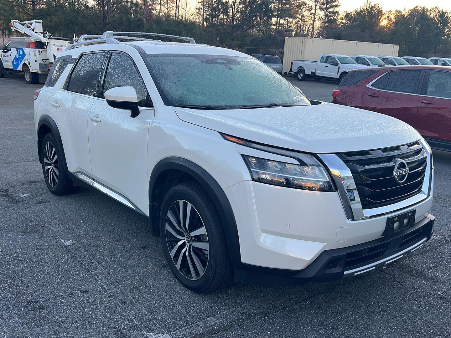 2023 Nissan Pathfinder Platinum's photo