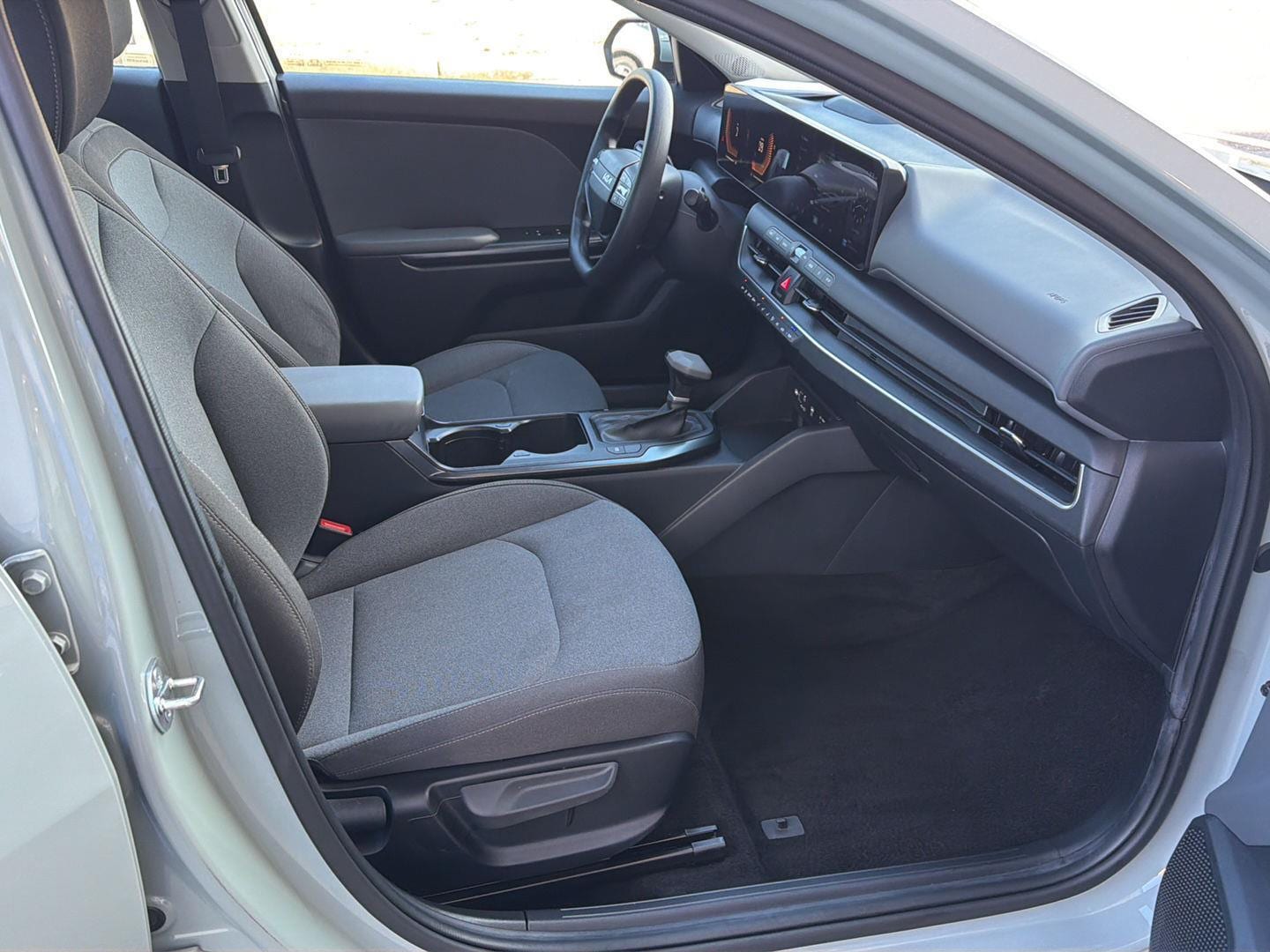 2025 Kia K4 LXS - Photo 13