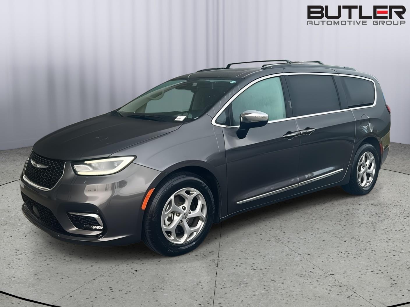 2023 Chrysler Pacifica Limited's photo