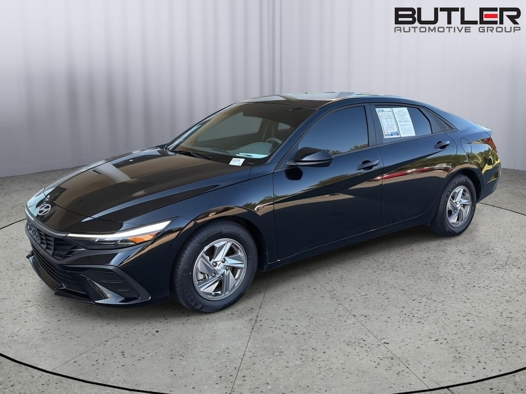 Used 2025 Hyundai Elantra SE Sedan