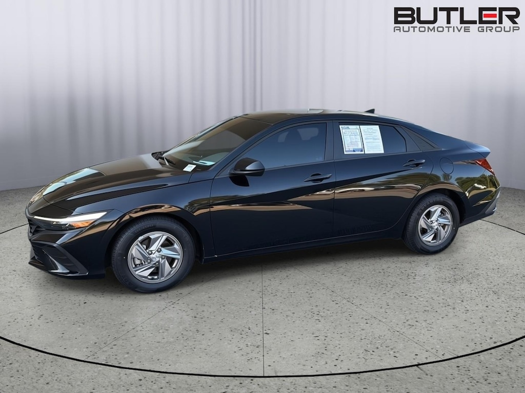 Used 2025 Hyundai Elantra SE Sedan