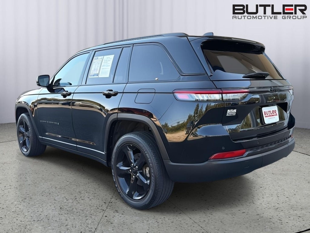 Used 2023 Jeep Grand Cherokee Laredo SUV