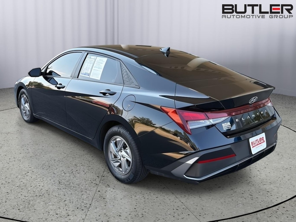 Used 2025 Hyundai Elantra SE Sedan