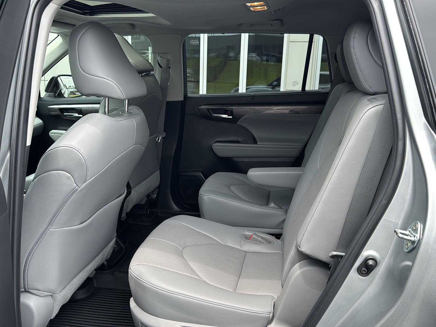 Image 9 of 2023 Toyota Highlander Limited SUV