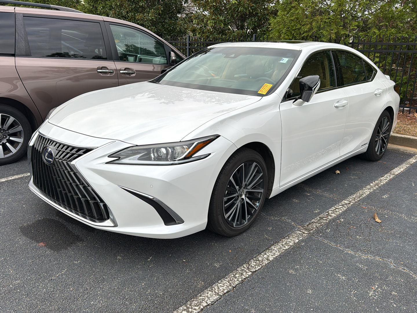 2022 Lexus ES Hybrid 300h's photo