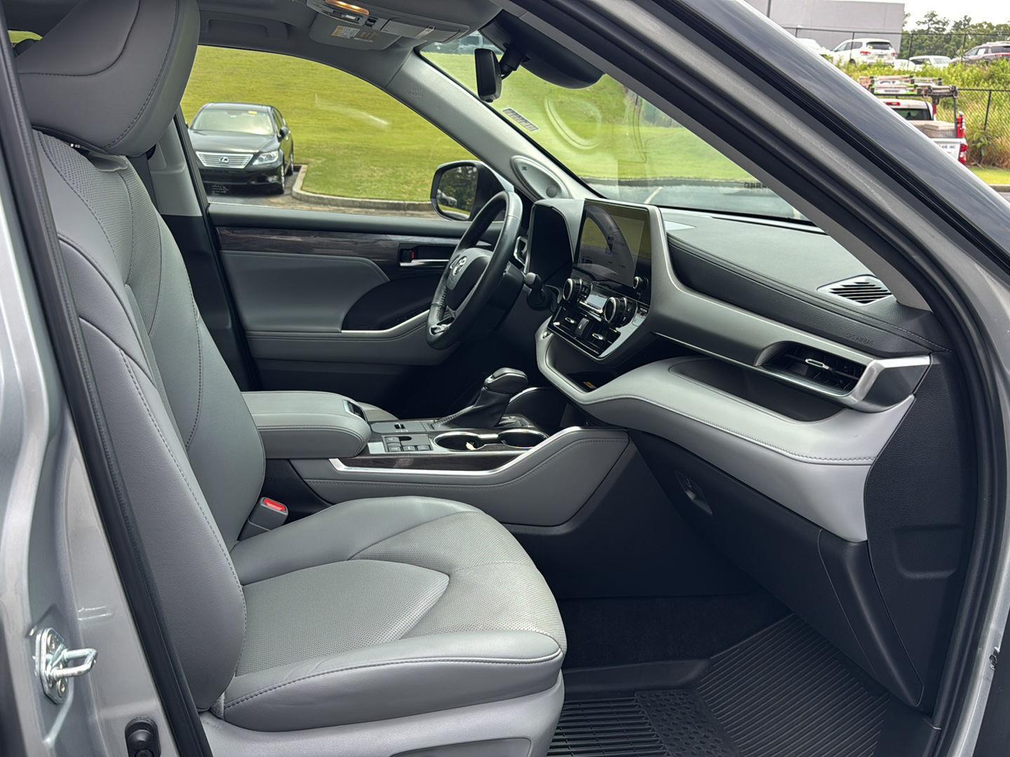 Image 10 of 2023 Toyota Highlander Limited SUV