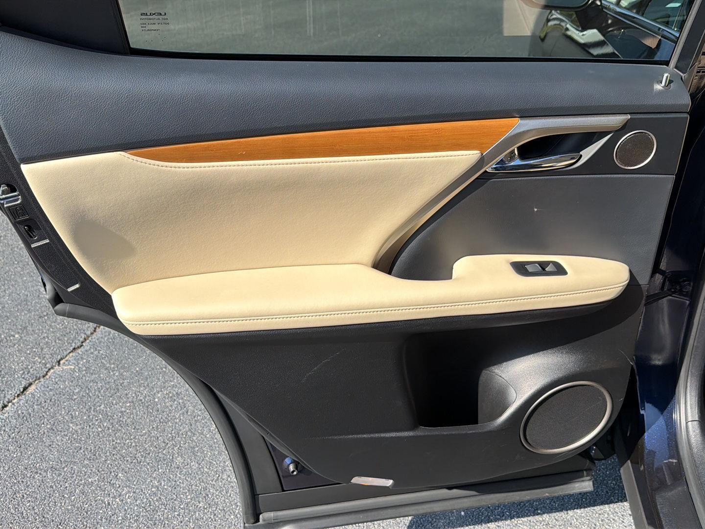 2022 Lexus RX Hybrid 450h - Photo 17
