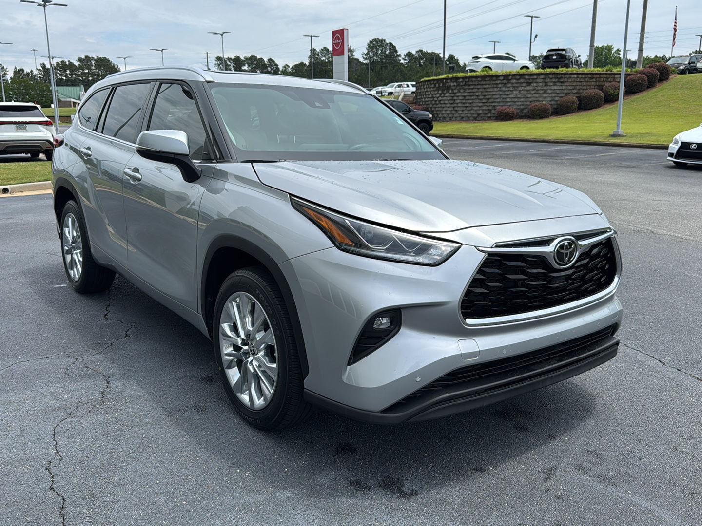 Image 6 of 2023 Toyota Highlander Limited SUV