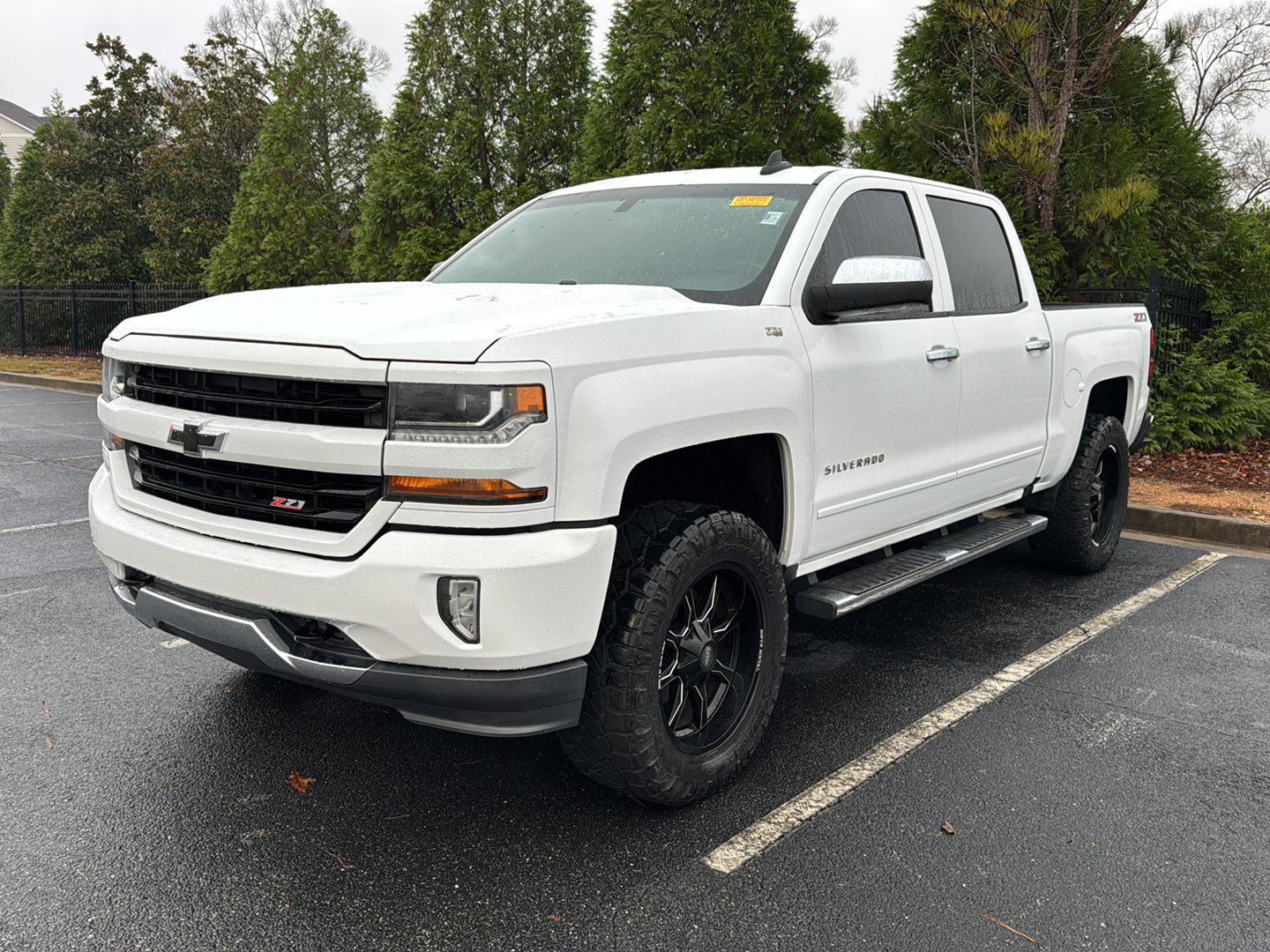 2017 Chevrolet Silverado 1500 LT photo 2