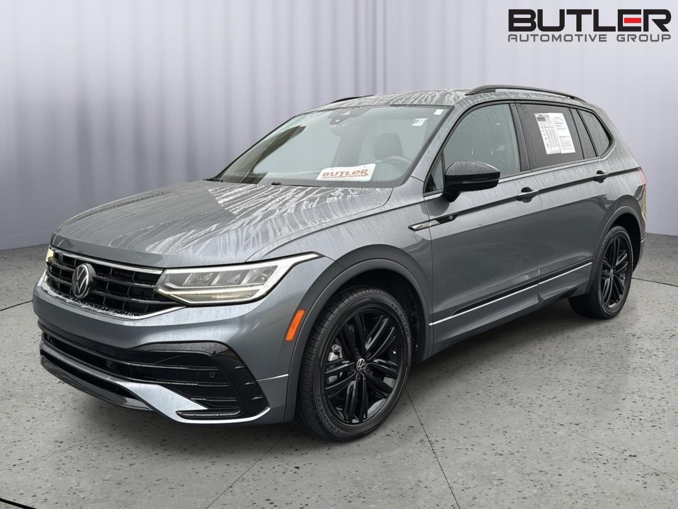 2022 Volkswagen Tiguan SE R-LINE BLACK's photo