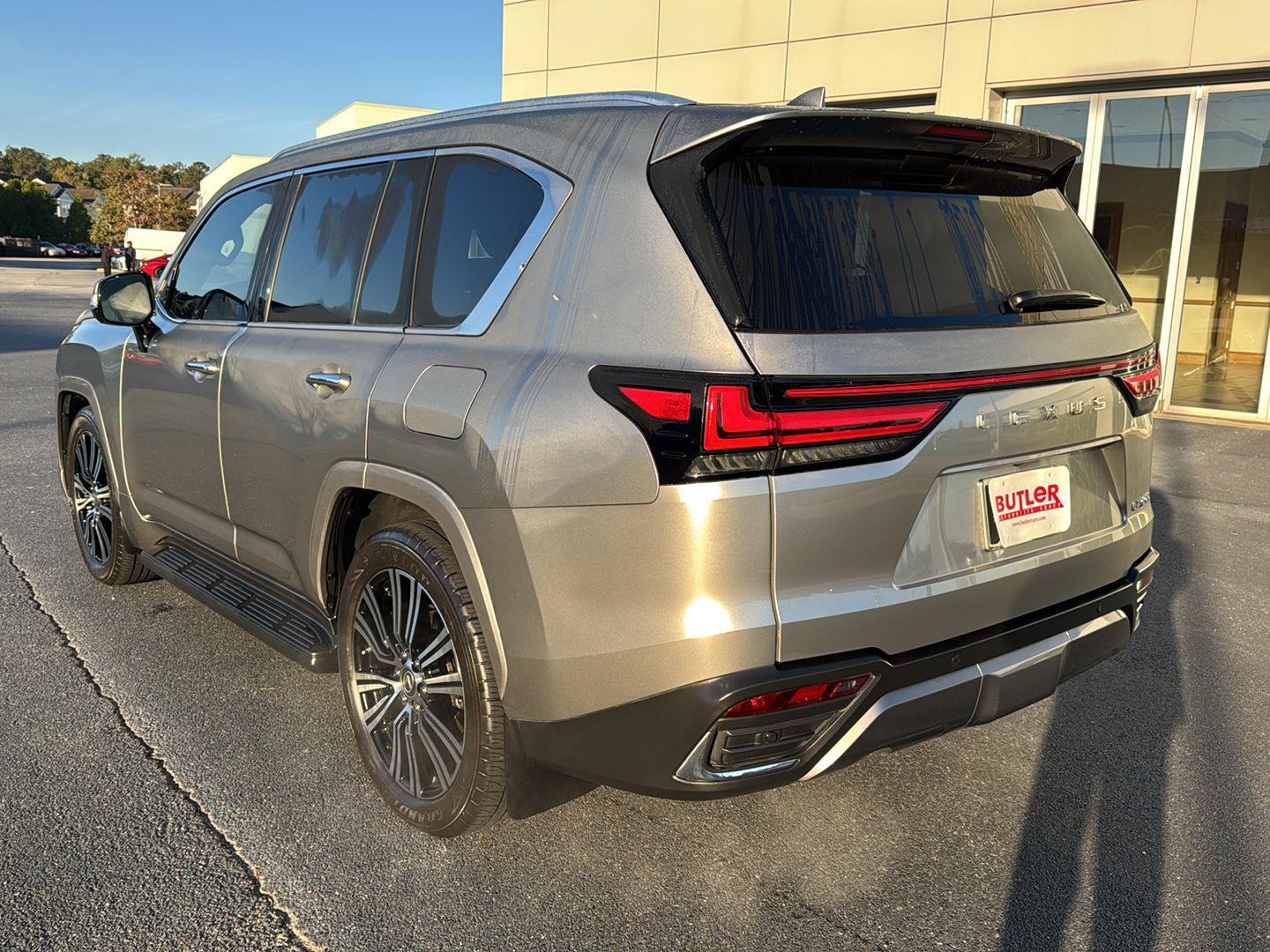 2023 Lexus LX 600 Luxury photo 3