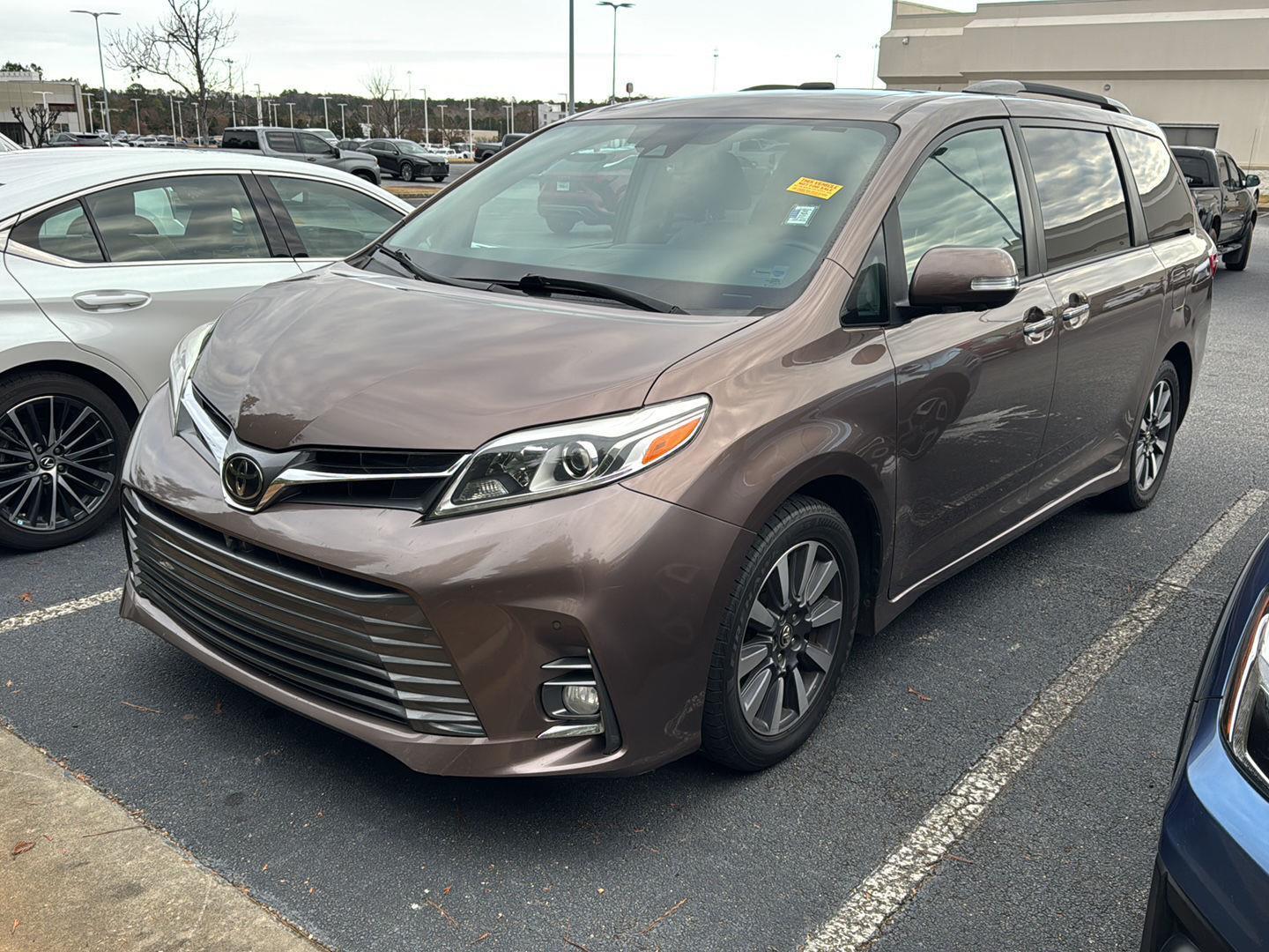 2018 Toyota Sienna Limited's photo