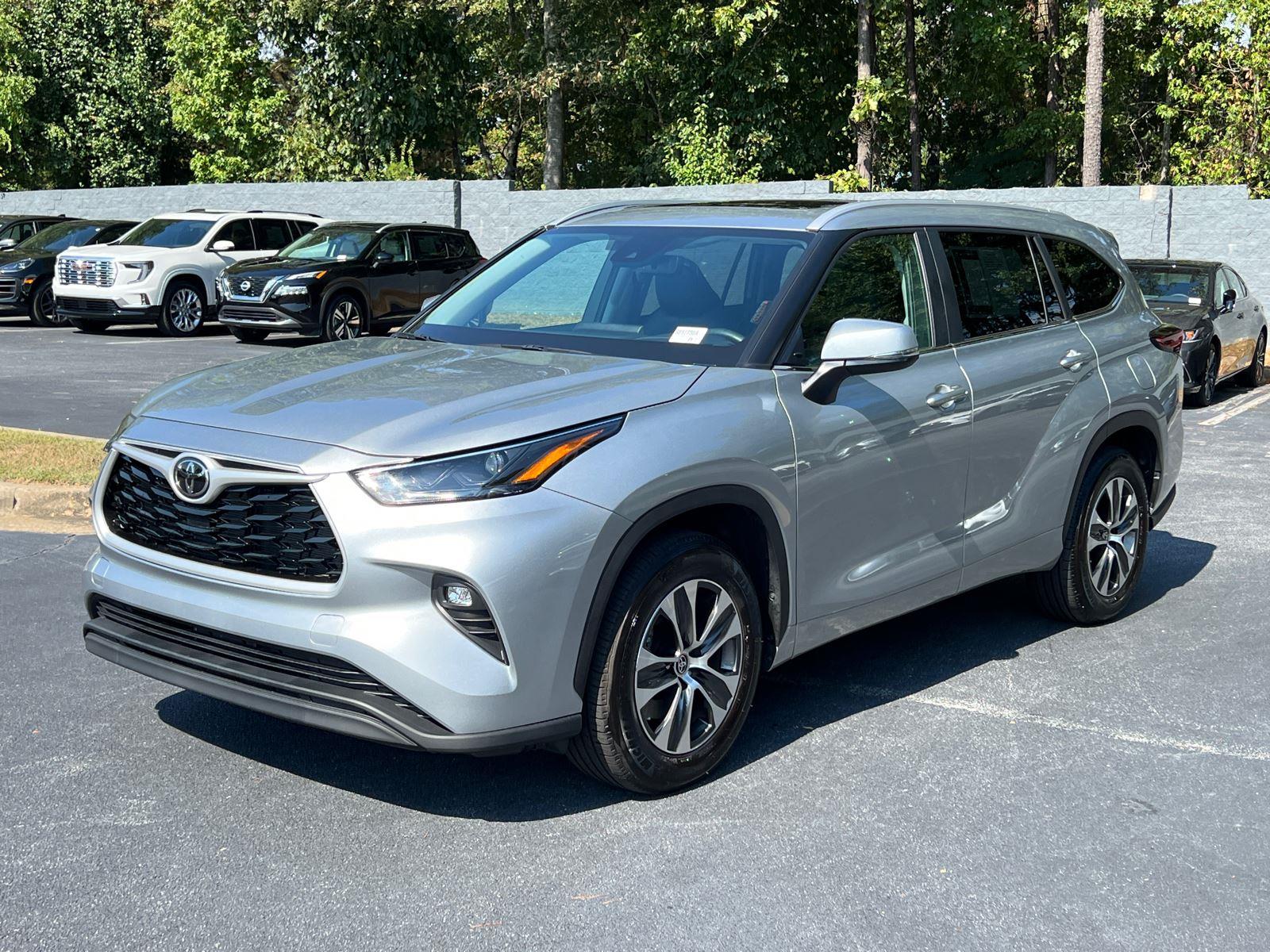 2023 Toyota Highlander XLE photo 2