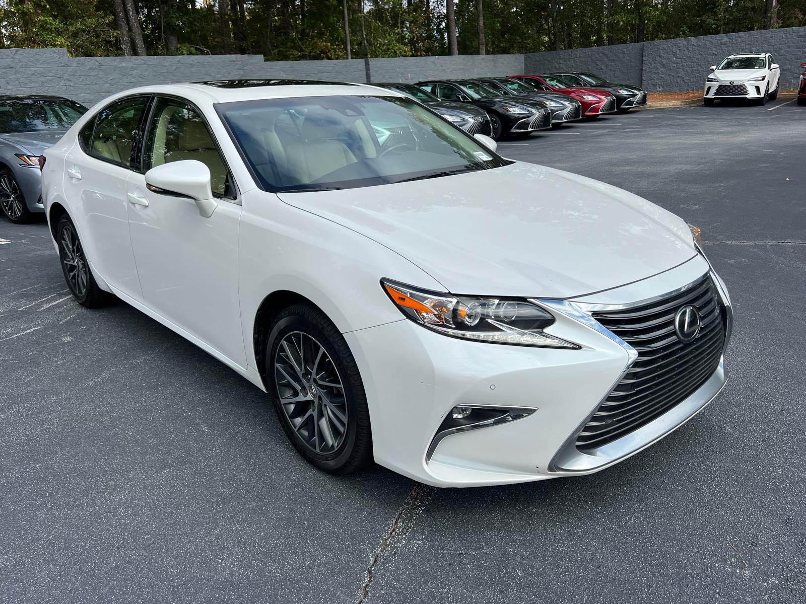 2016 Lexus ES 350 photo 4