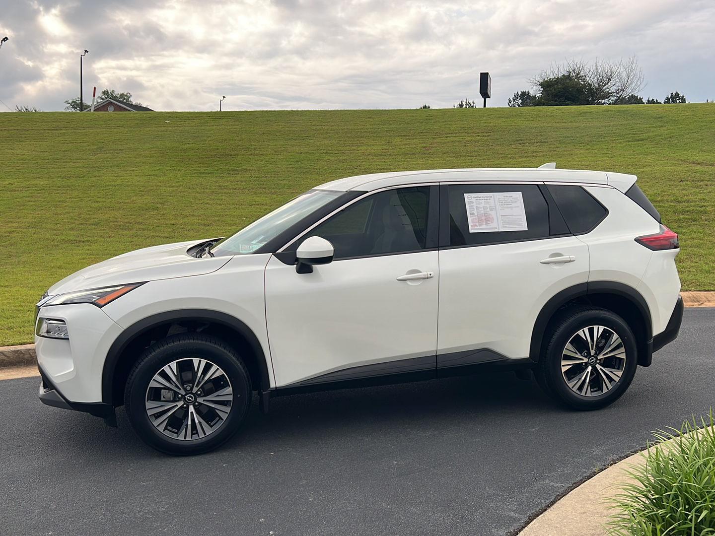 2023 Nissan Rogue SV photo 3