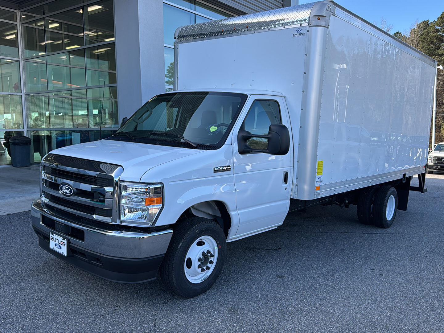 2026 Ford E-Series DRW E-450 Super Duty 176 in WB's photo