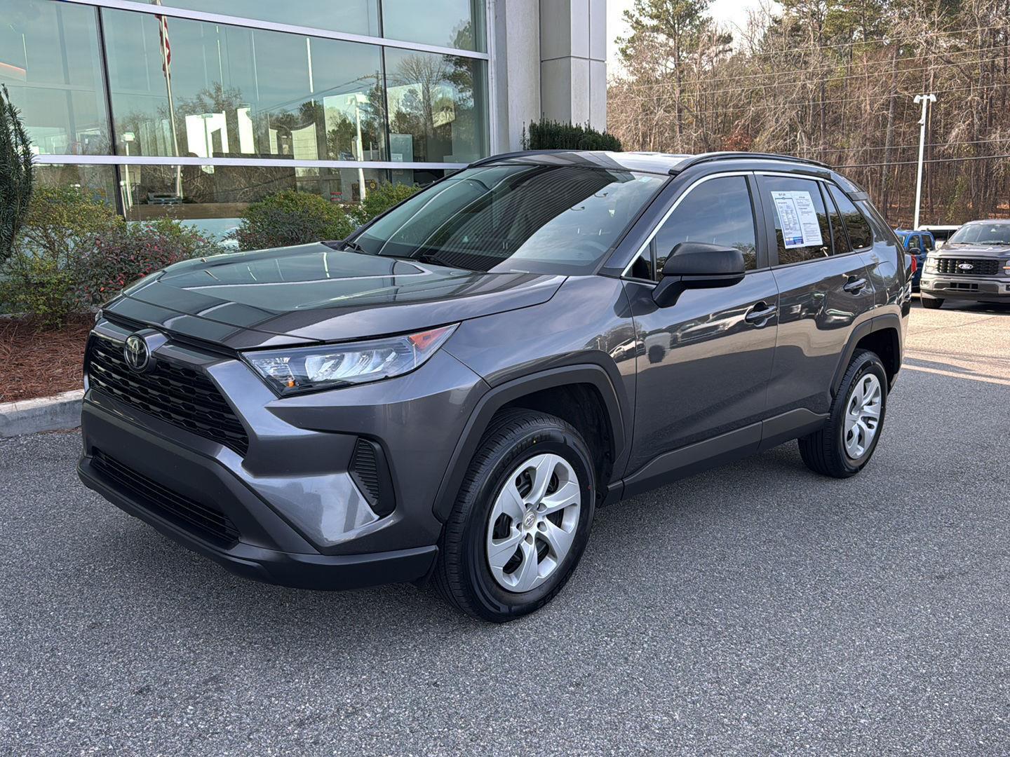 2021 Toyota RAV4 LE's photo