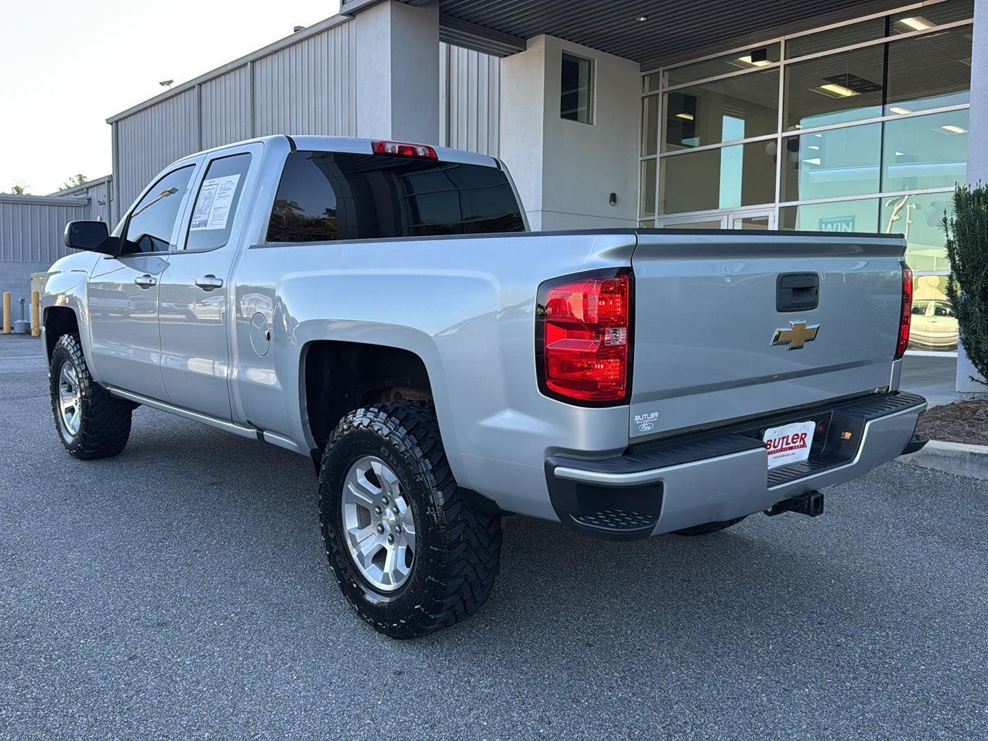 2017 Chevrolet Silverado 1500 LT photo 3