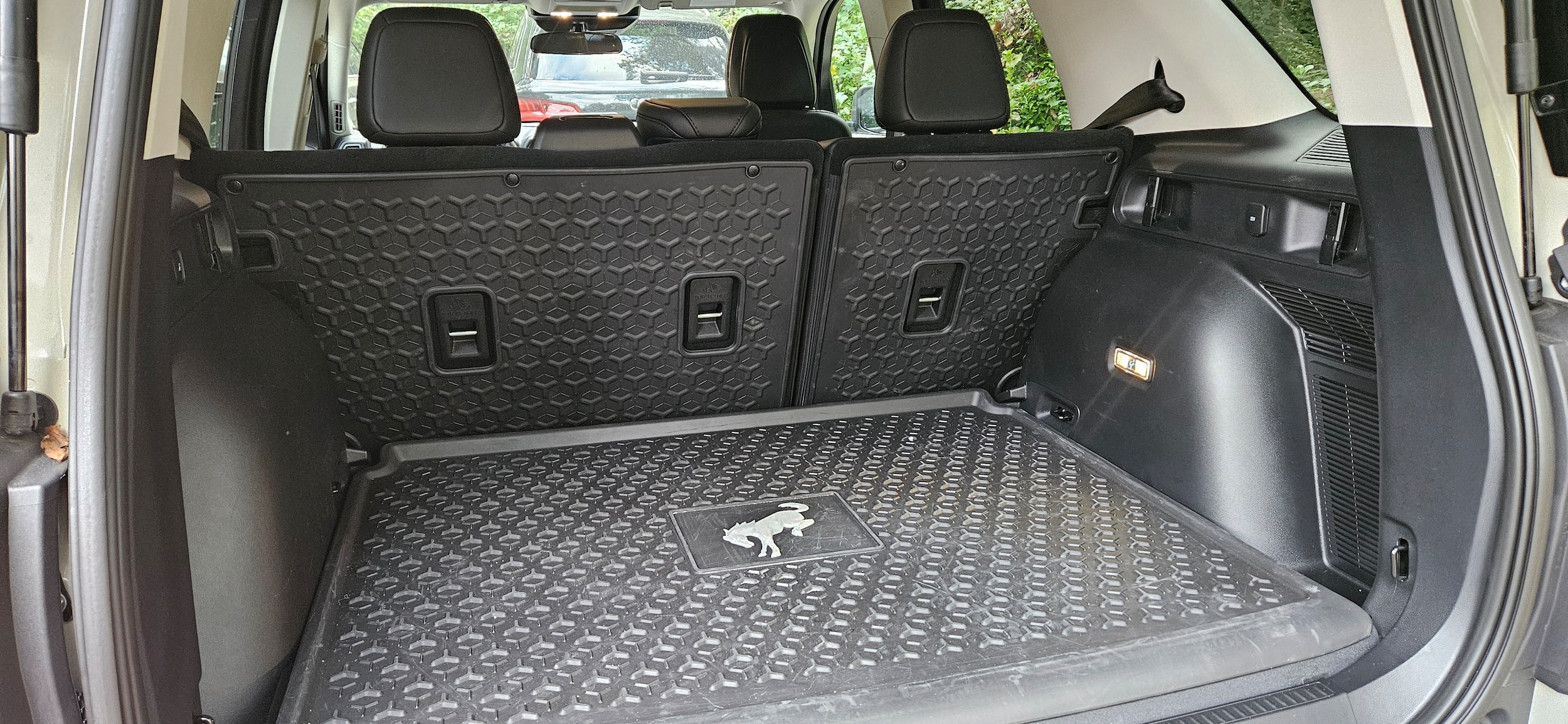 Bronco%20cargo%20space%20larger%20than%20jeep.jpg