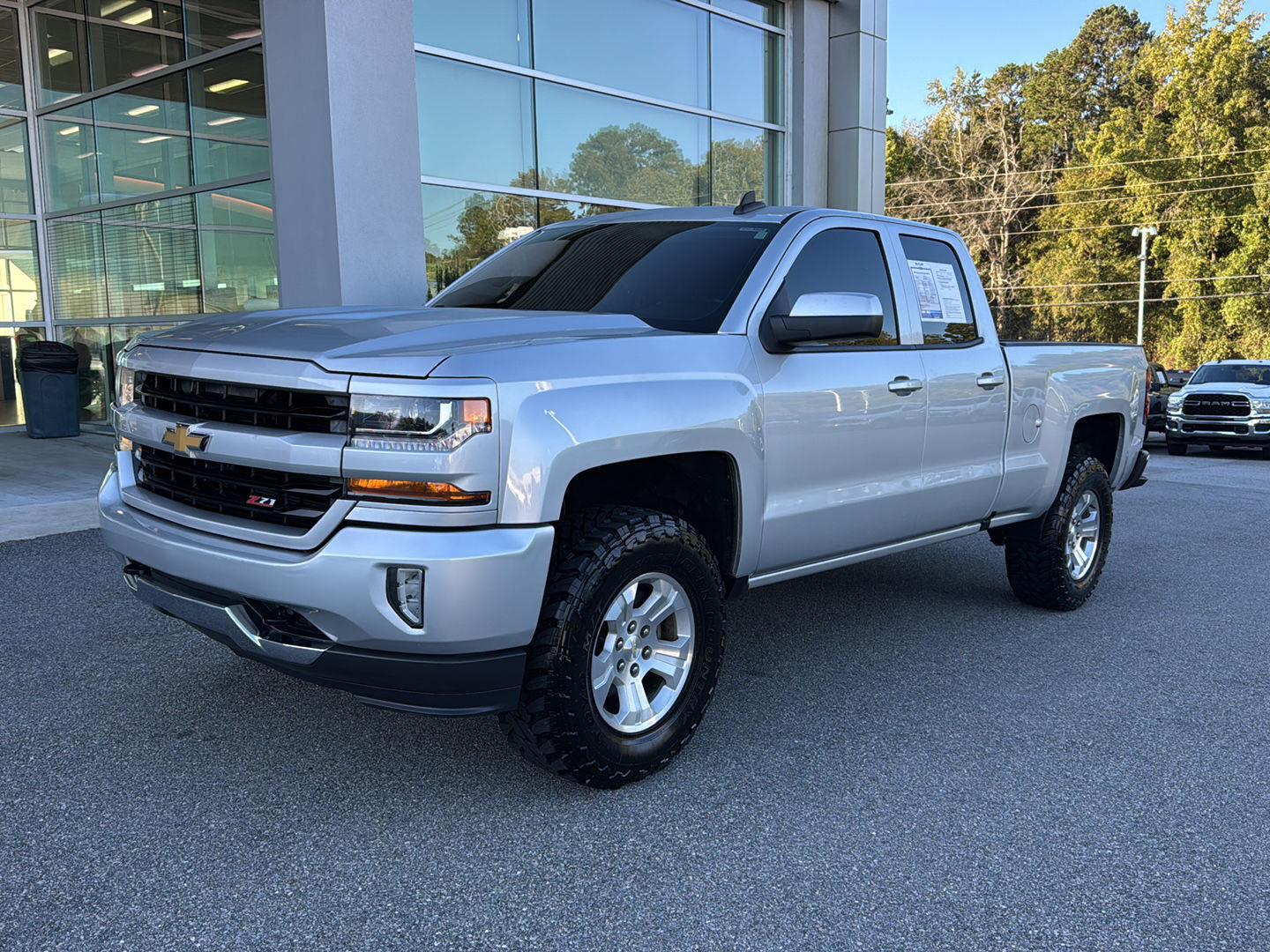 2017 Chevrolet Silverado 1500 LT photo 2