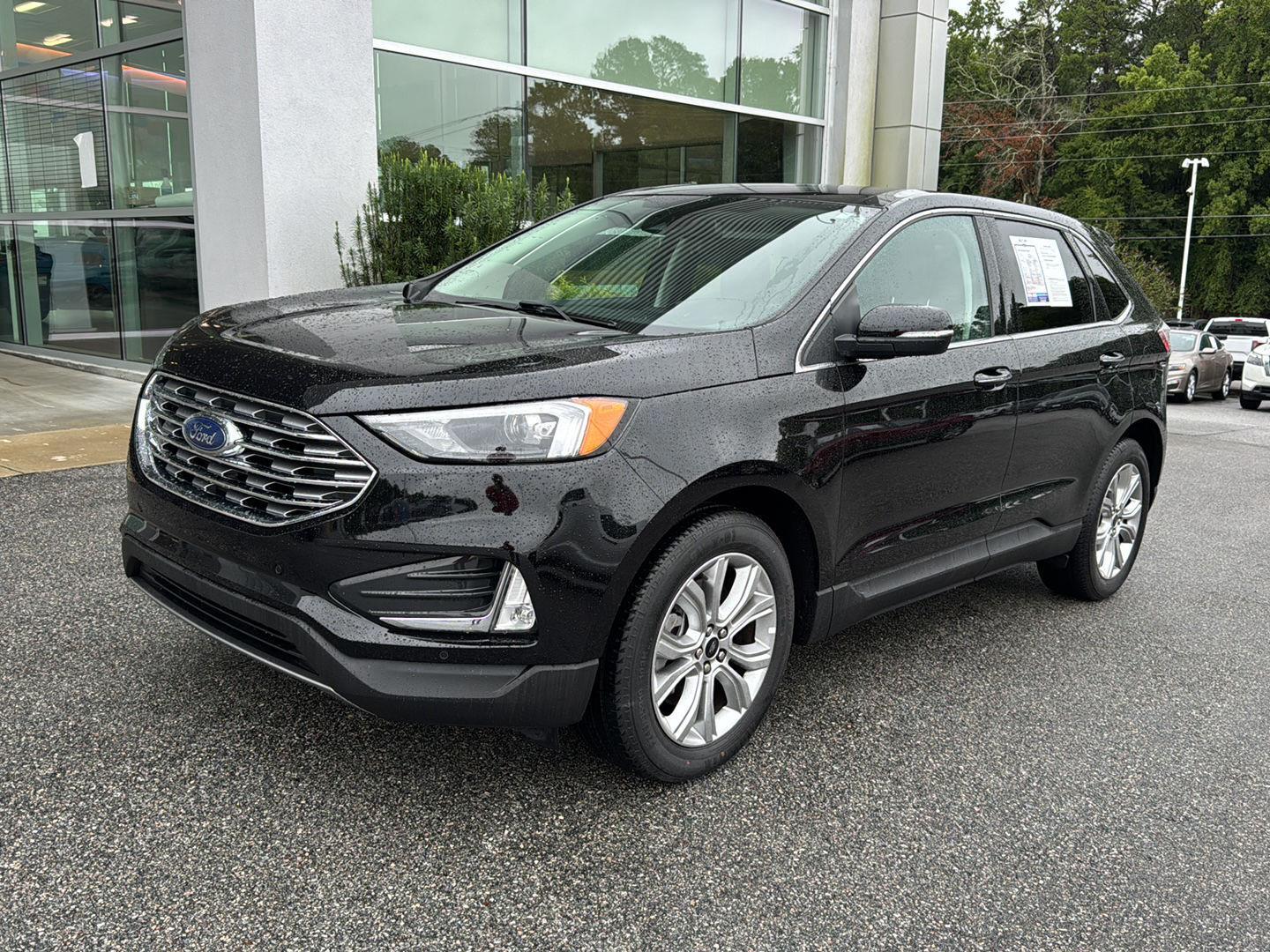 2024 Ford Edge Titanium photo 2
