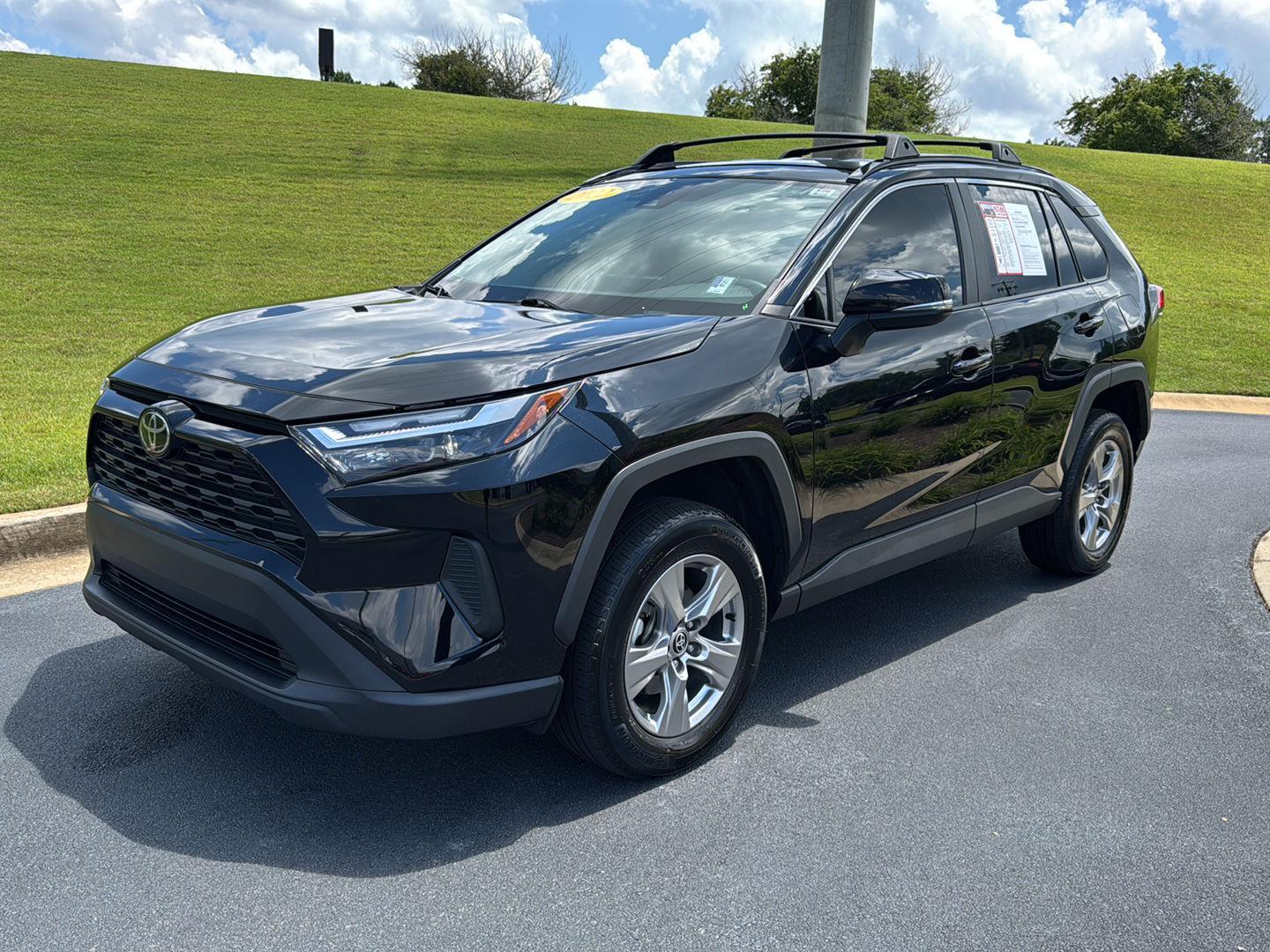 2022 Toyota RAV4 XLE photo 2