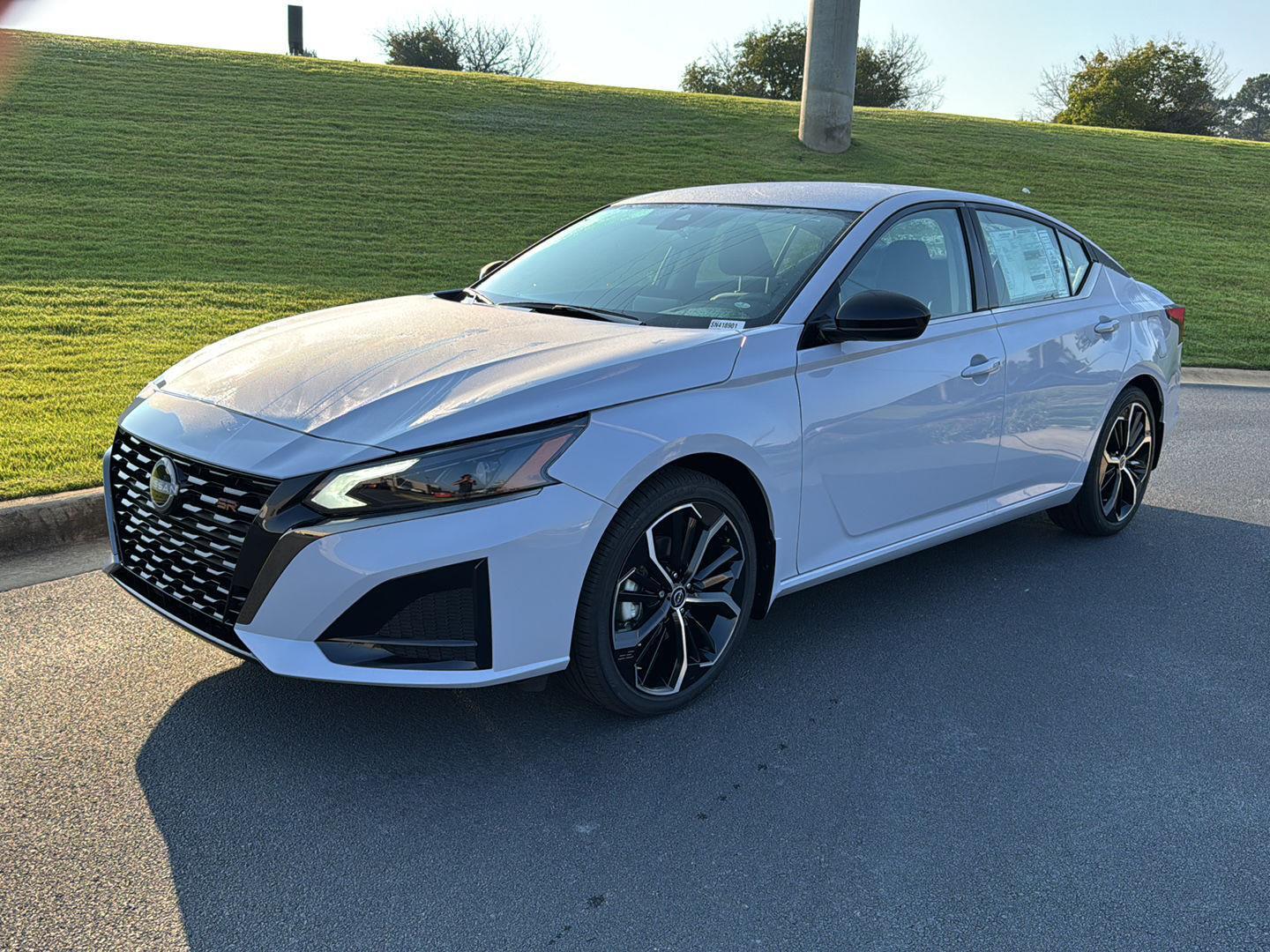 2025 Nissan Altima SR photo 2