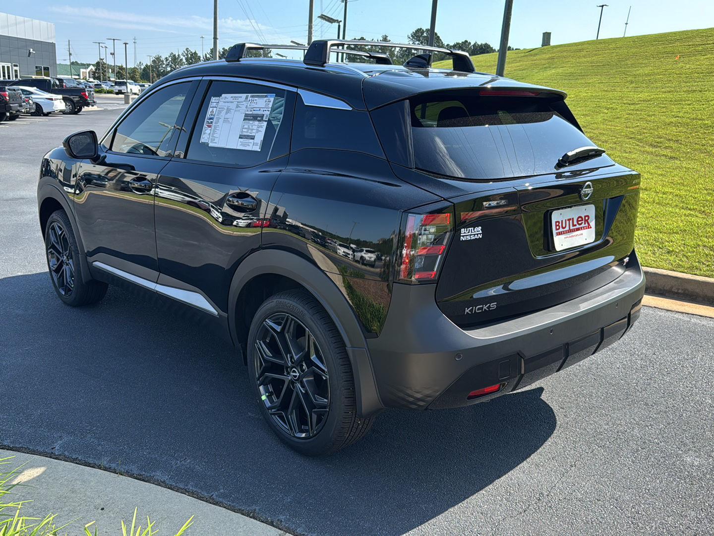 2025 Nissan Kicks SR photo 3