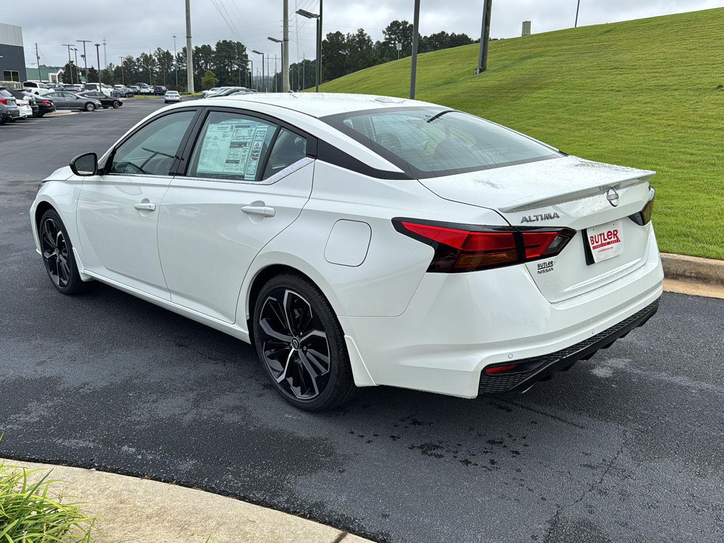 2025 Nissan Altima SR photo 3