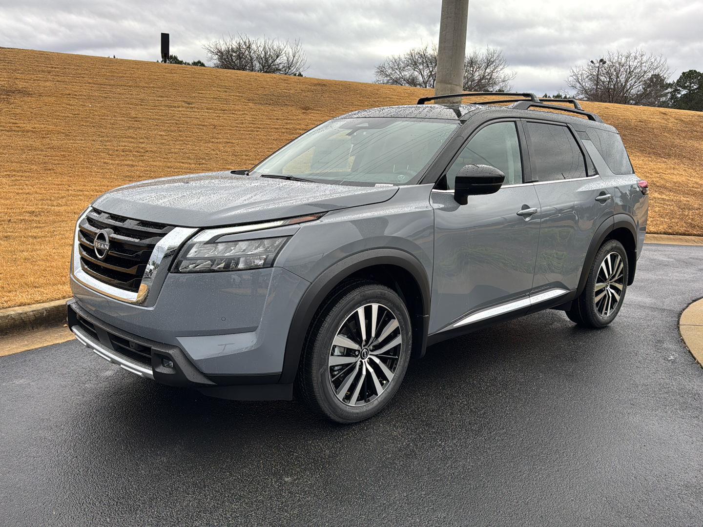 2025 Nissan Pathfinder Platinum's photo