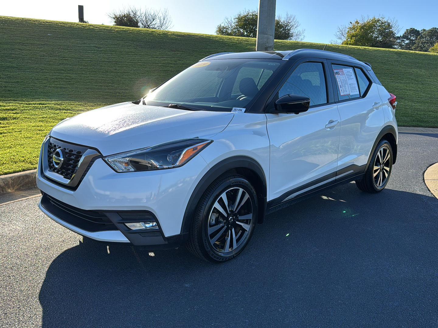 2019 Nissan Kicks SR photo 2