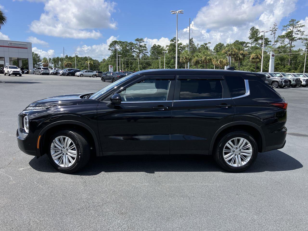 2024 Mitsubishi Outlander ES photo 2