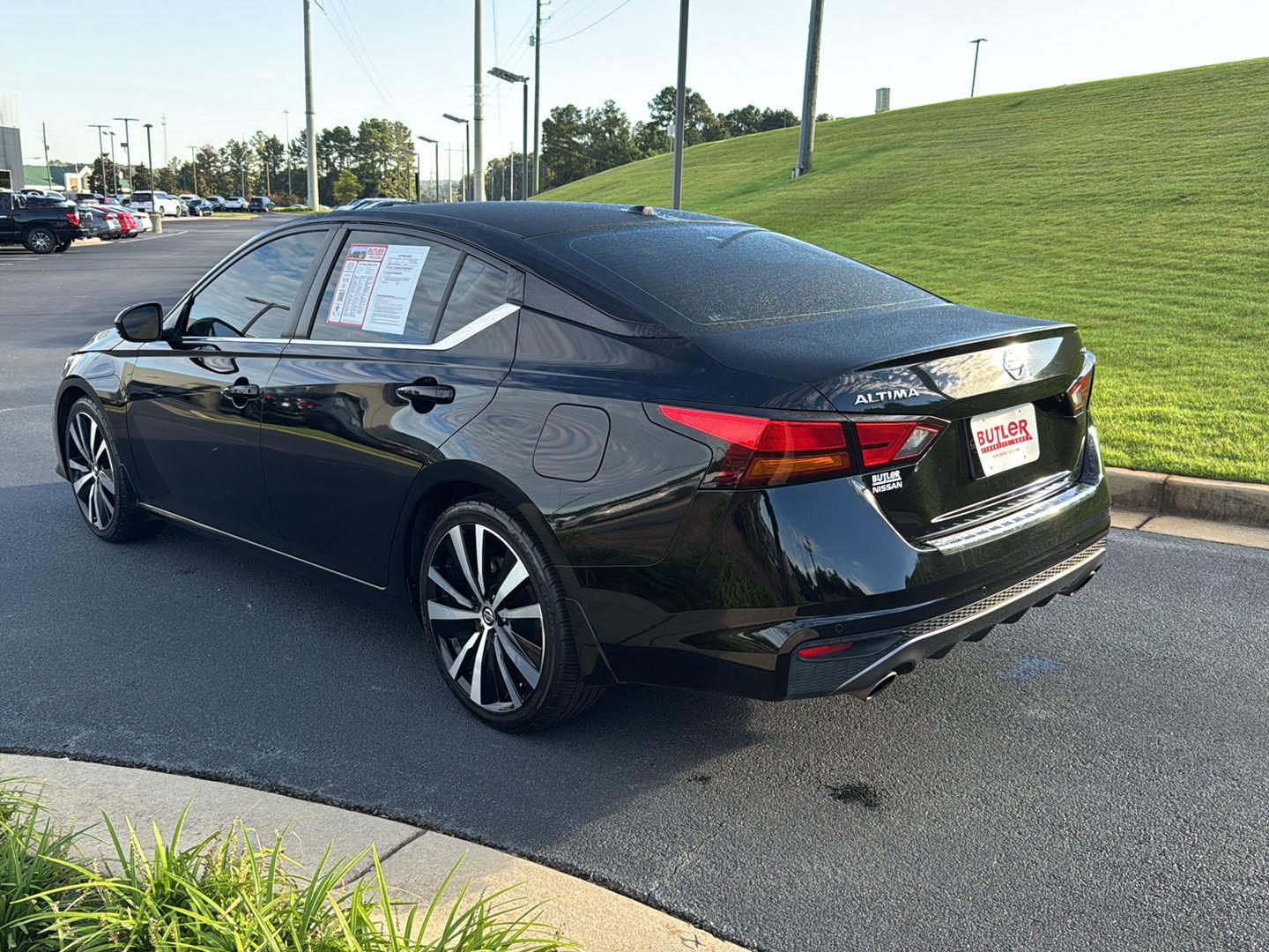 2021 Nissan Altima SR photo 3